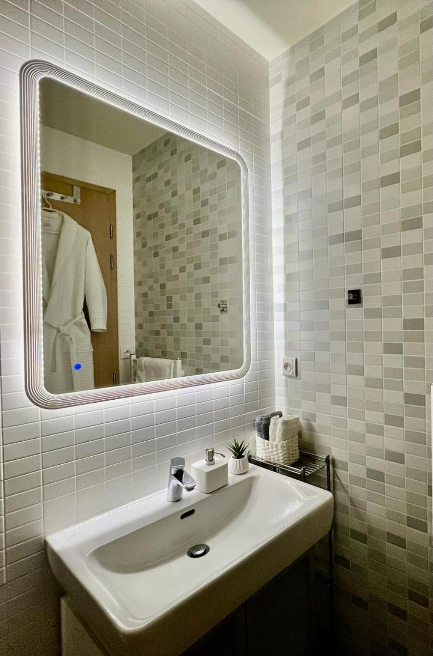 Luxury Apartment In Prague And Free Parking Buitenkant foto
